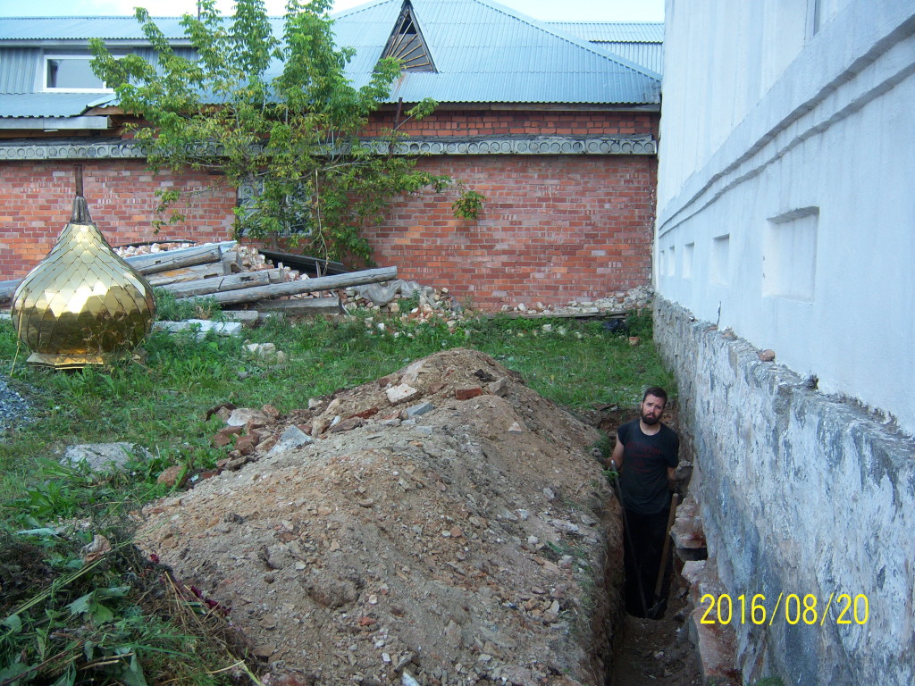 Раскопки у северной стороны  храма